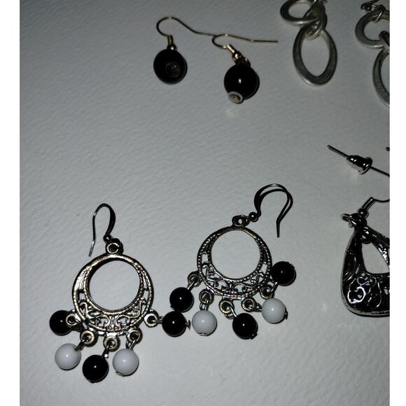 Lot of 5 Pairs of Fashion Jewelry Silver Black White Mixed Pierced Ear Earrings - Picture 3 of 4